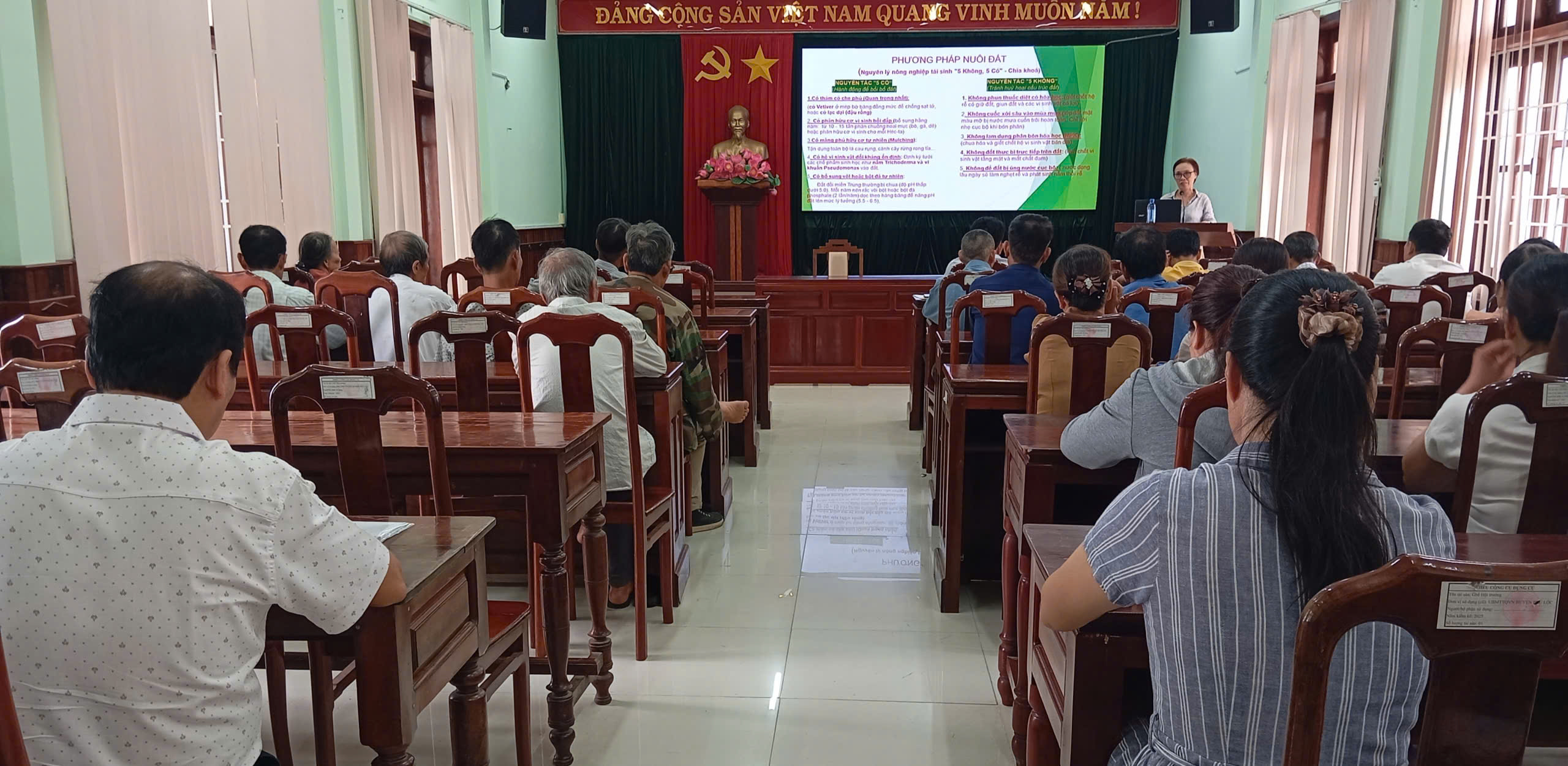 Tổ chức tập huấn kỹ thuật chăm sóc cây cam tại xã Khe Tre